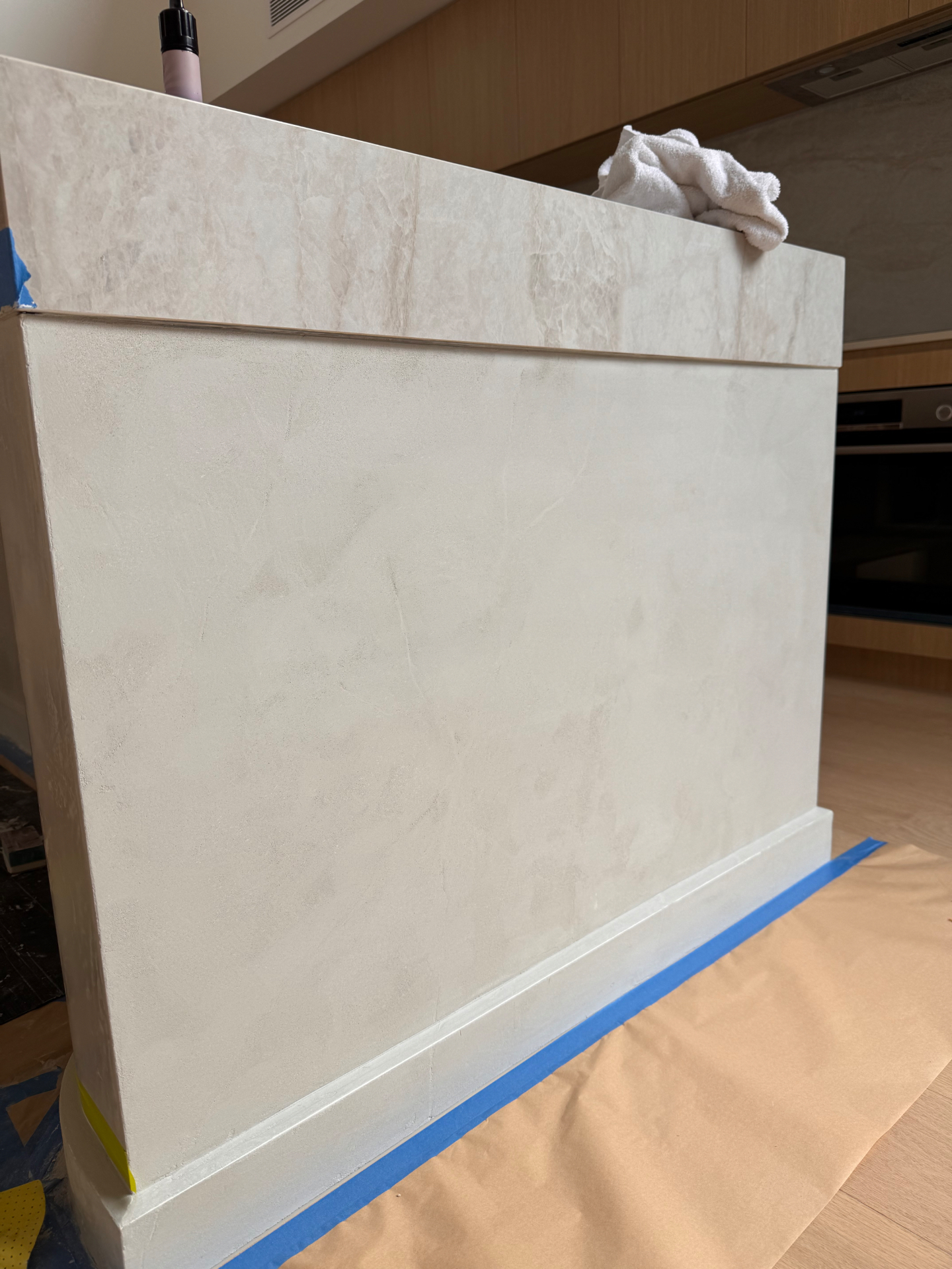 Hand-trowelled decorative plaster feature