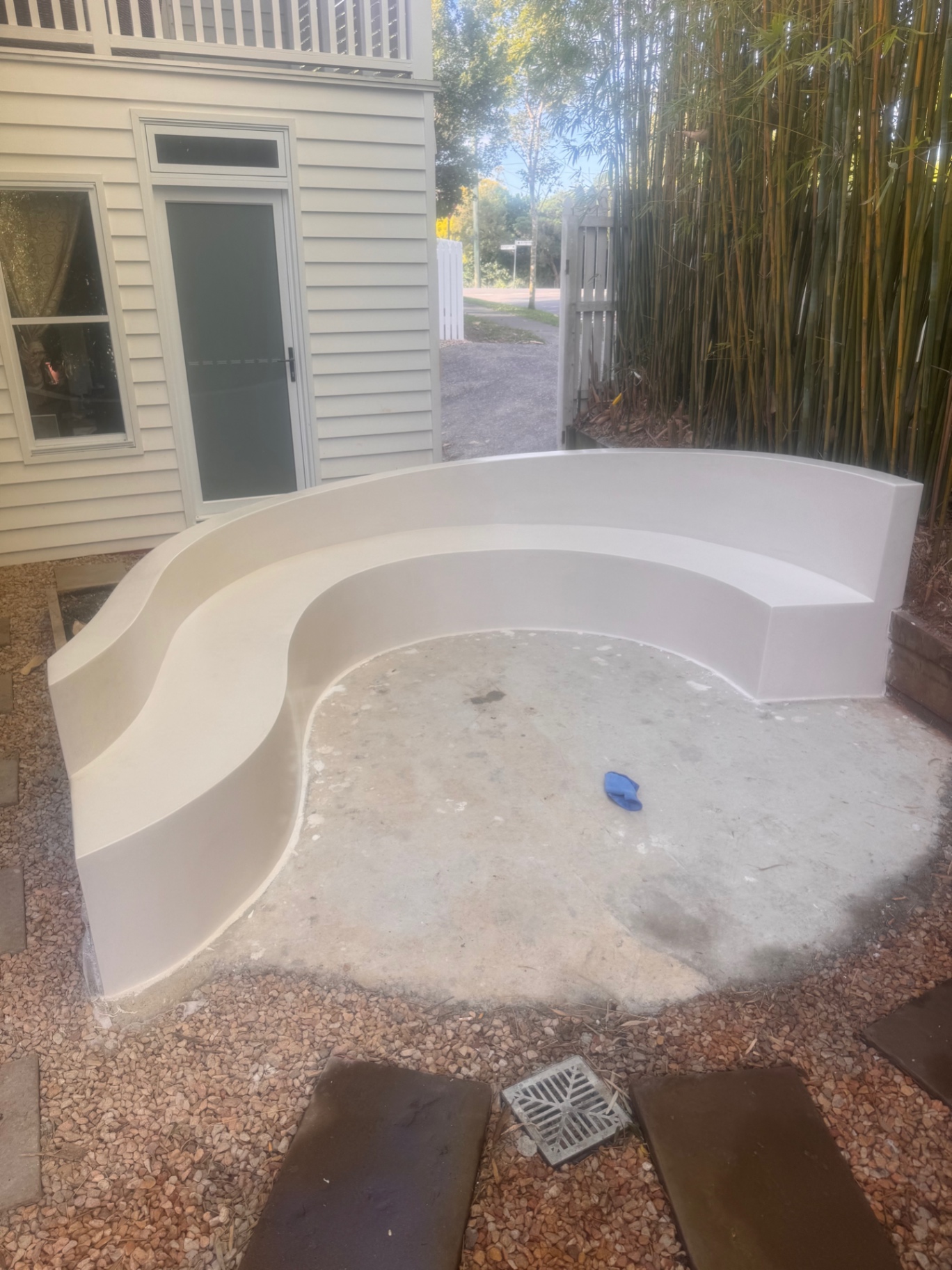 Cerano · Finished feature seat, side view